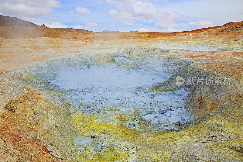 引人入胜的景观:早晨间歇泉(Geysers de La manana)日出时的硫磺火山口烟雾和田园般的阿塔卡马沙漠puna异国情调，雪山覆盖的火山景观全景-波托西地区，玻利维亚安第斯，智利，Bolívia和阿根廷边境